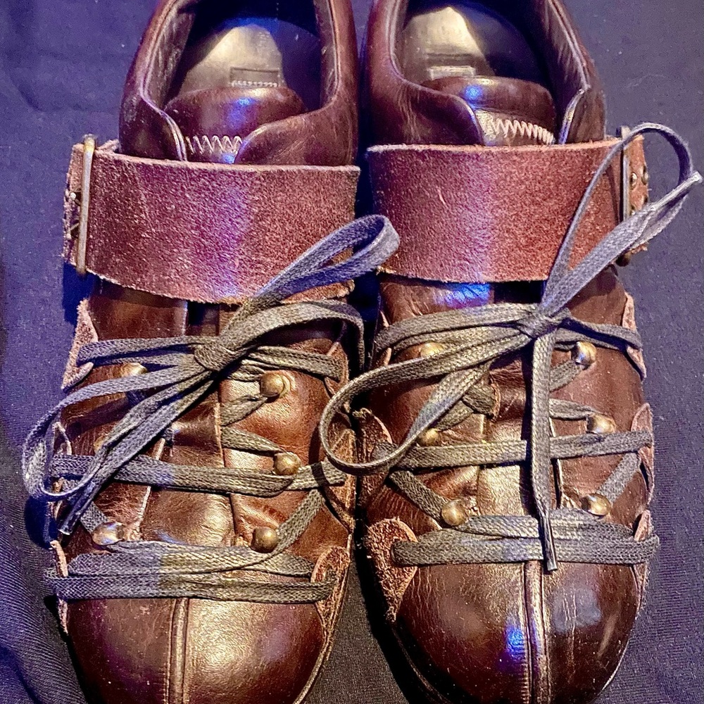 Unique men’s shoes by Gordon Rush in brown leather